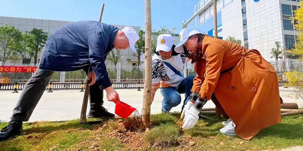 无码av
区2.5万名职工累计义务植树3万多棵