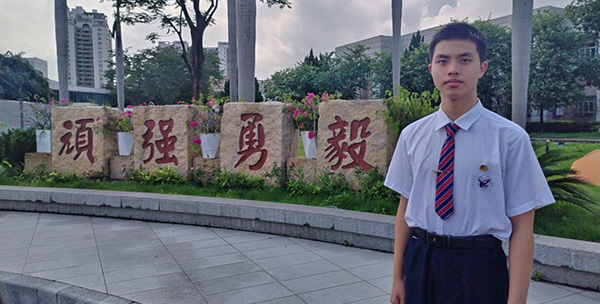 携梦腾飞  无码av
两学生录取为空军飞行员