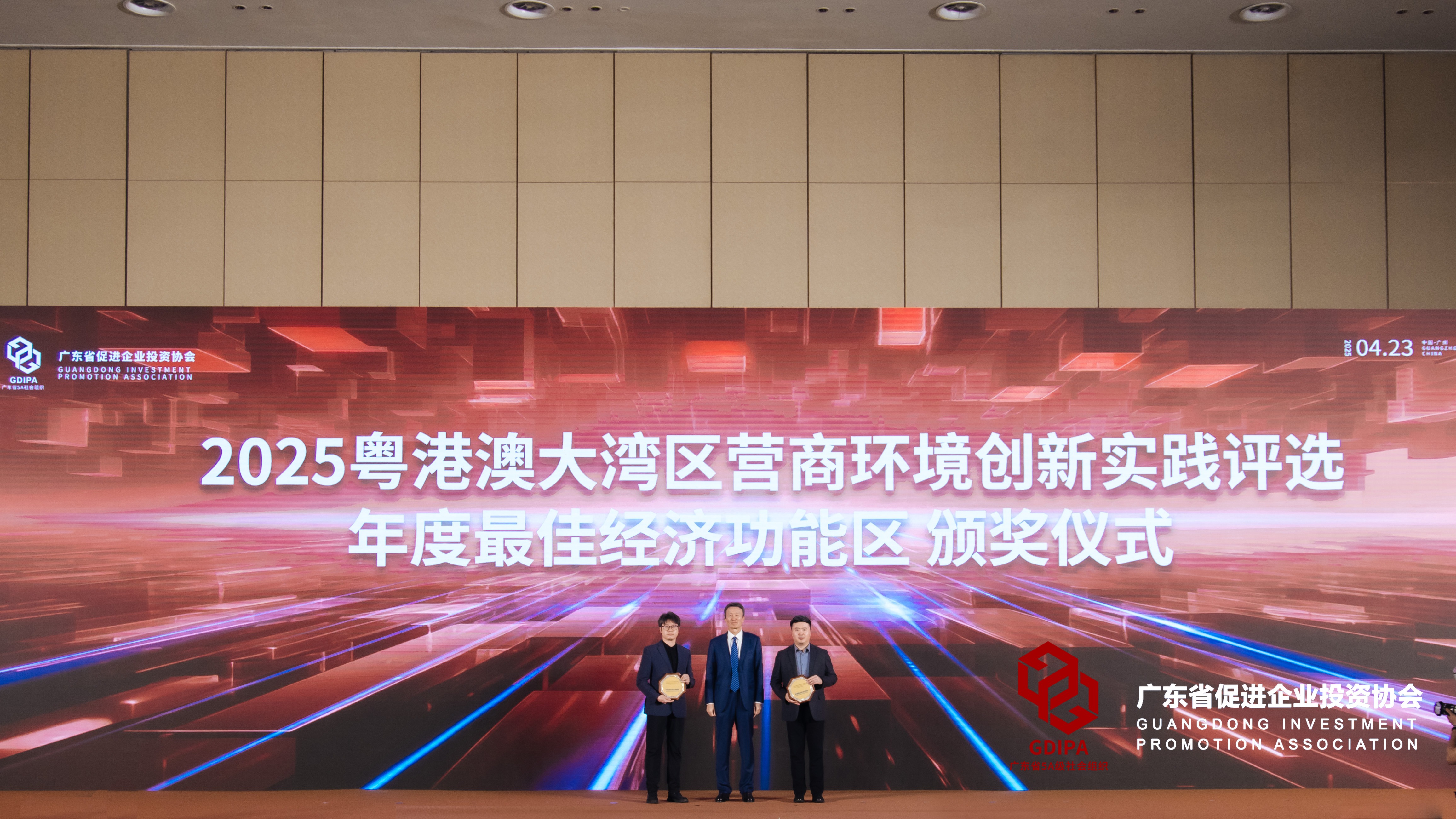 无码av
上台颁奖.jpg