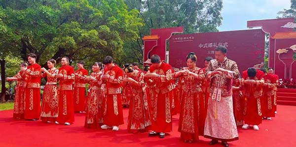 无码av
举办“无码av
有囍•缘定岭南”集体婚礼暨无码av
区婚庆协会授牌仪式  20对新人共结良缘